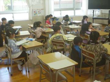 1年生が2年生の教室を訪れて探検の仕方の説明をうけました。