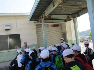 登山前に講師さんからお話を聞いているところ