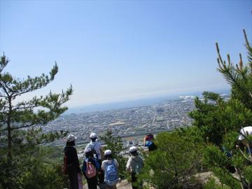 頂上から眺めると瀬戸内海がみえます