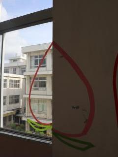 窓にテープで作った桃の写真