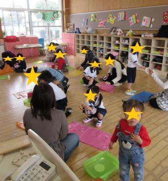親子でこいのぼりづくりをしている写真