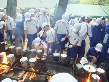 1年生　自然学校　飯盒炊さんの様子