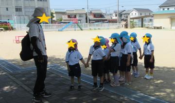 遠足に出る前に交通ルールを教師と確認している子ども達