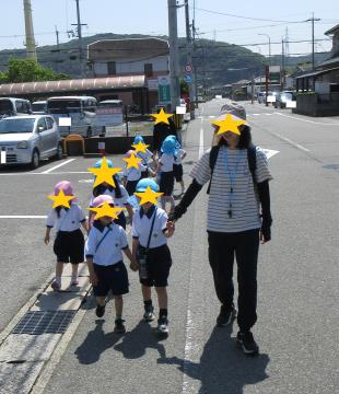 交通ルールを守って道を歩く子ども達