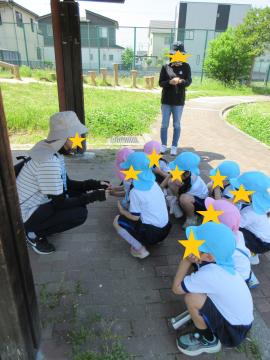 下野田東公園で公園内でのルールを教師と確認している子ども達