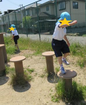 大型のアスレチックで遊ぶ子ども達