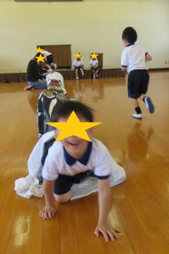 大きなこいのぼりくぐりを楽しむ子ども達