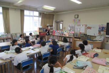 図書室で3年生が学校司書の方の説明を聞いている様子