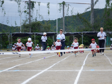 校庭で3歳児がかけっこで走っているところ
