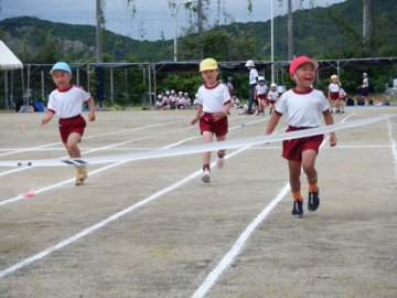 校庭で4歳児たちが走っているところ