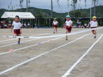 校庭で5歳児たちが走っているところ