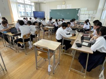 3年5組の生徒が話し合い活動をしているようす