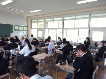 2年3組の生徒が教室で授業を受けているようす