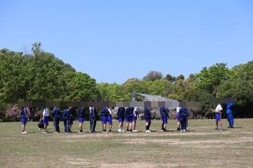 生徒が公園で大縄跳びをしています。