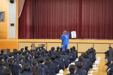 一年生は体育館でクラスごとに列になり座って、舞台前にいる教師の話を聞いています。
