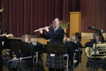 吹奏楽部が体育館でフルートを演奏しています。
