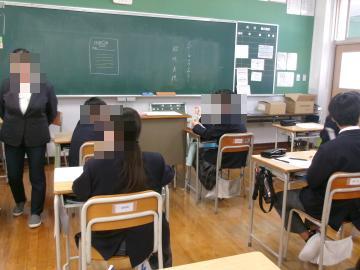 教室でスクールカウンセラーの先生が授業をしています。