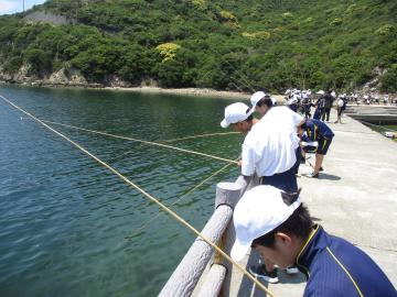 釣りをする生徒たちの様子
