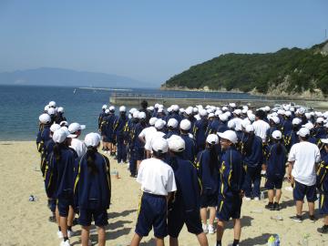 海に向かって校歌を歌う生徒たちの様子
