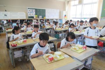 教室で2年生が美味しく給食をいただいている様子
