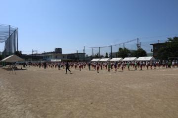朝から全校で運動会の練習をしている写真