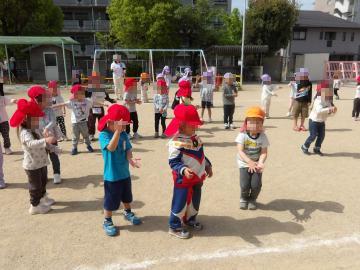 全園児が一緒に園庭で体操をしています