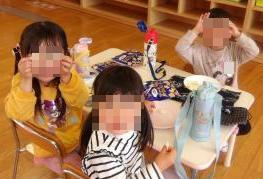 3歳児がお菓子を食べている様子