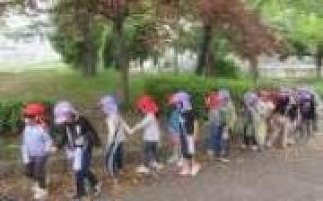 子供たちが手をつないで公園内を歩いています