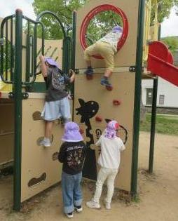 子供たちが公園の遊具で遊んでいます