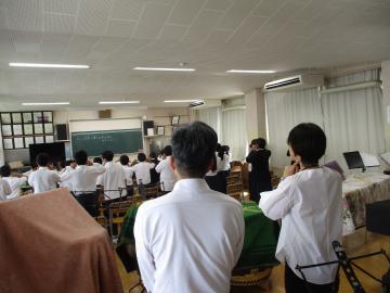 音楽の授業を参観される教育長の様子