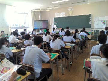 1年5組の生徒が読書をしているようす