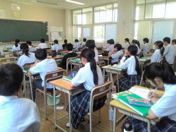 1年5組の生徒が学習しているようす