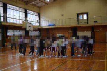 体育館内で、じゃんけん列車をしている児童たちの様子
