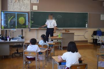 教室内で出前授業で説明を聞く児童たちの様子
