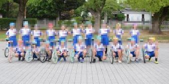 出演した児童たちが全員で記念撮影している様子