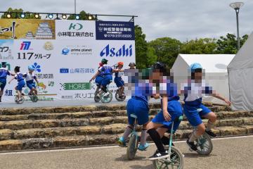 ステージで回転技を披露する児童たちの様子