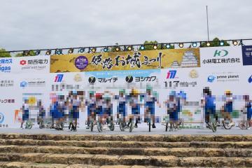 ステージで通り抜けの技を披露する児童たちの様子