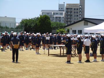 校庭に整列し、体育大会の練習をする生徒たちの様子