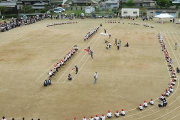 5年6年8年の児童生徒が綱引きをしている様子