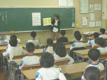 子供たちがは話を聞き入っています。