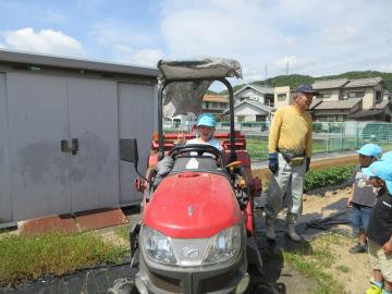 停車しているトラクターに乗せてもらっている様子