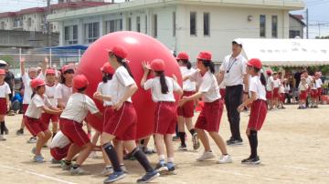 大玉運びで落としそうな大玉をかろうじて支えている写真