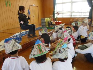 幼児がこいのぼりの手袋シアターを見ている