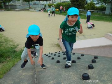 年長児が公園の坂を上っている
