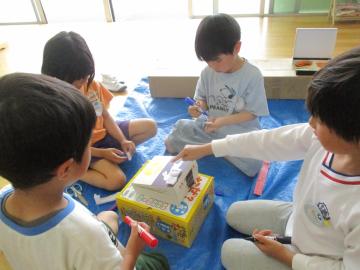 友達と一緒に箱を使ってレジを作っている