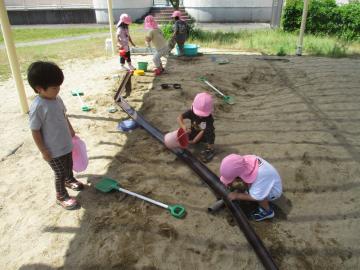 トユを沢山繋げて水を流している