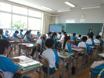 1年4組が授業を受けているようす