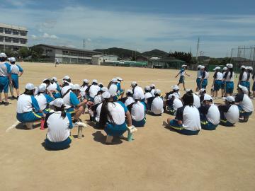 1年4組の体育大会の準備のようす