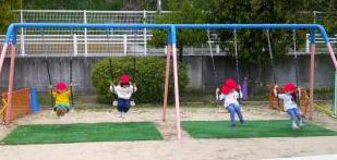 3歳児たちがブランコに乗っている様子