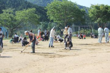 地域の方が草を抜いている様子